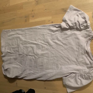 Ljuslila klänning  - En ljuslila klänning passar med att ha ett skärp om man vill det 