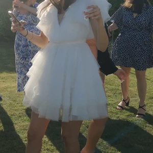 Klänning - Storlek 36, fin vit klänning, används en gång