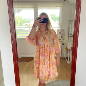 Bästa sommarklänningen - Så fin klänning, storlek M, men skulle säga att den hade passat både S och L lite beroende pp hur man vill att den ska sitta.