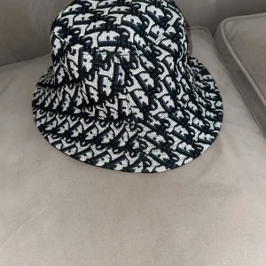 Dior bucket hat - Nästan oanvänd Dior bucket hat redo att säljas. Väldigt sällsynt att hitta.