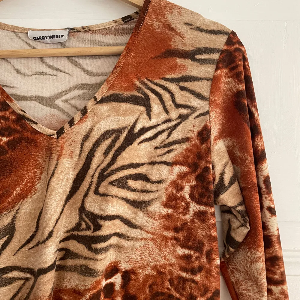 Jättefin long sleeve med en blandning av animal print från Gerry Weber 🐅🐆🦓passar storlek M ✨ . T-shirts.