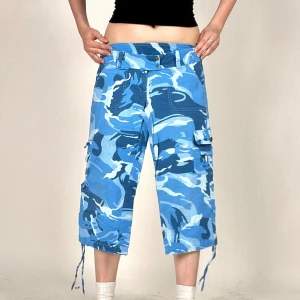 Blåa Camoshorts  - Coola 3/4 shorts! Tyvärr alldeles för små på mig. Fläck på baksidan (bild 4). Midjemått: 81cm (lite stretchiga) Innerbenslängd: 39cm. Jag på bilden är 170cm lång och har strl 38 på underdelar. Klicka på köp nu <3