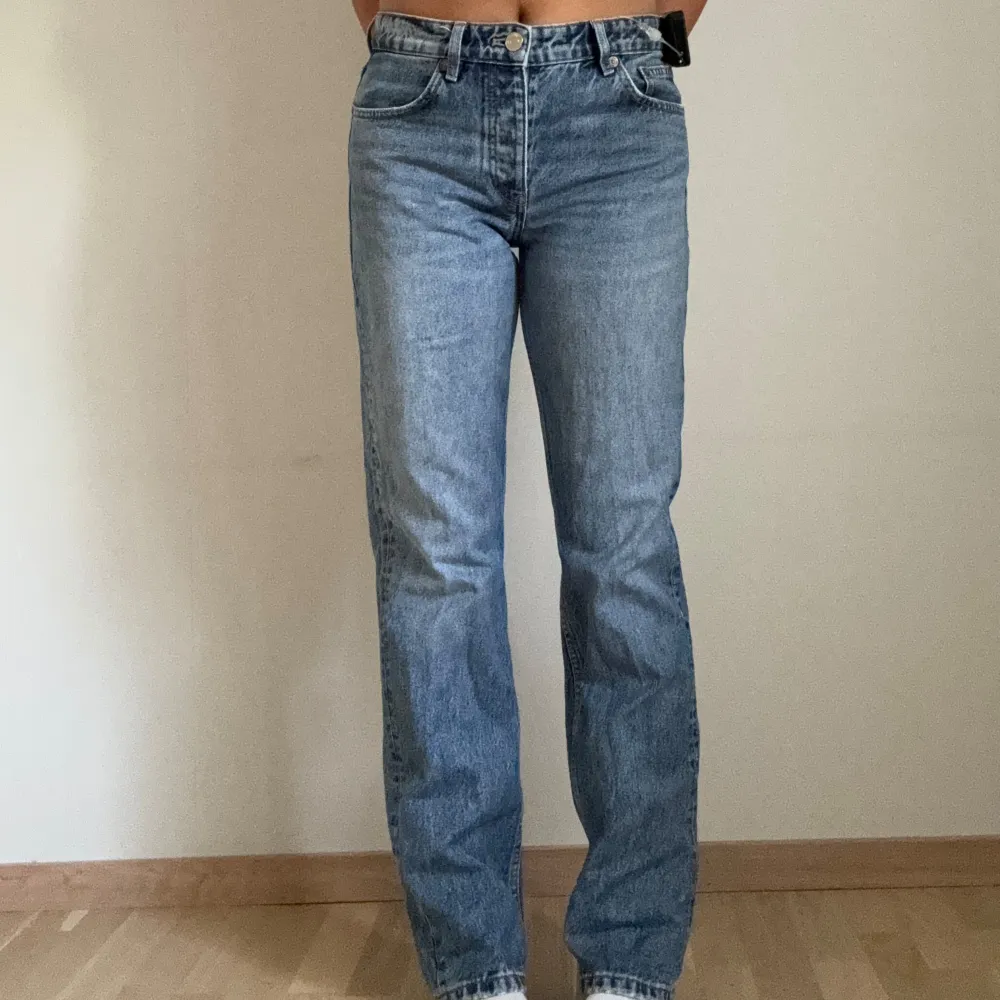 Jätte fina jeans från zara som säljs då det inte kommer till användning tyvärr! . Jeans & Byxor.