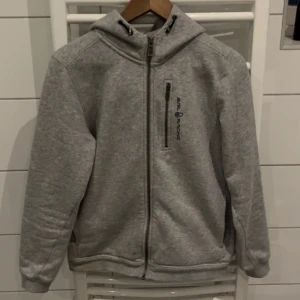 Sail racing zip hoodie - Hej, säljer nu denna feta sail racing zip hoodie till ett billigt pris då jag inte använder den, kvalitet 9/10 använd fåtal gånger, inget hål eller fläckar, köparen står för frakt💫