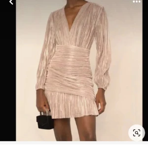 Maje klänning - Superfin klänning från Maje! Säljer då den är för stor för mig men den är verkligen superfin och i bra skick!🩷🩷🩷