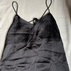 Linne med knytning i ryggen - Svart linne med knyte i ryggen, fint skick
