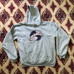 Zerosix hoodie - Zerosix hoodie. Storlek M men sitter mer mot lite större S. Nedre kant 44 cm. Längd 64.5 cm. Armhåla till armhåla 54.5 cm. Krage till ärmens slut 73 cm. 