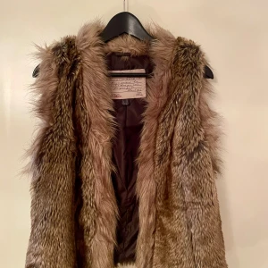 Pälsväst i fuskpäls.  - Fuskpäls väst. Nyskick. Storlek 42/XL.