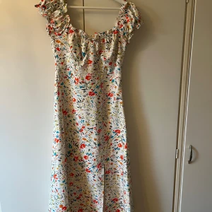 Söt blommig klänning - Endast använd en gång