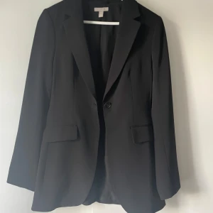 Svart blazer - Säljer en svart blazer i bra skick från H&M i storlek 36🤍