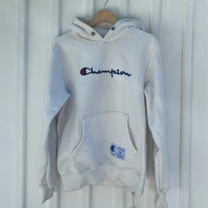 Champion hoodie - Champion hoodie i storlek M (herr) säljes 🏆 Inga hål eller andra defekter ✅ Nypris: omkring 650 kr 💰 Priset kan diskuteras 🤝