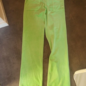 Juicy couture - Jag säljer mina helt nya juicy i färgen turkos pågrund av ingen användning, har aldrig använt utan bara prövat dom, dom är i jättebra skick och är i storlek XS