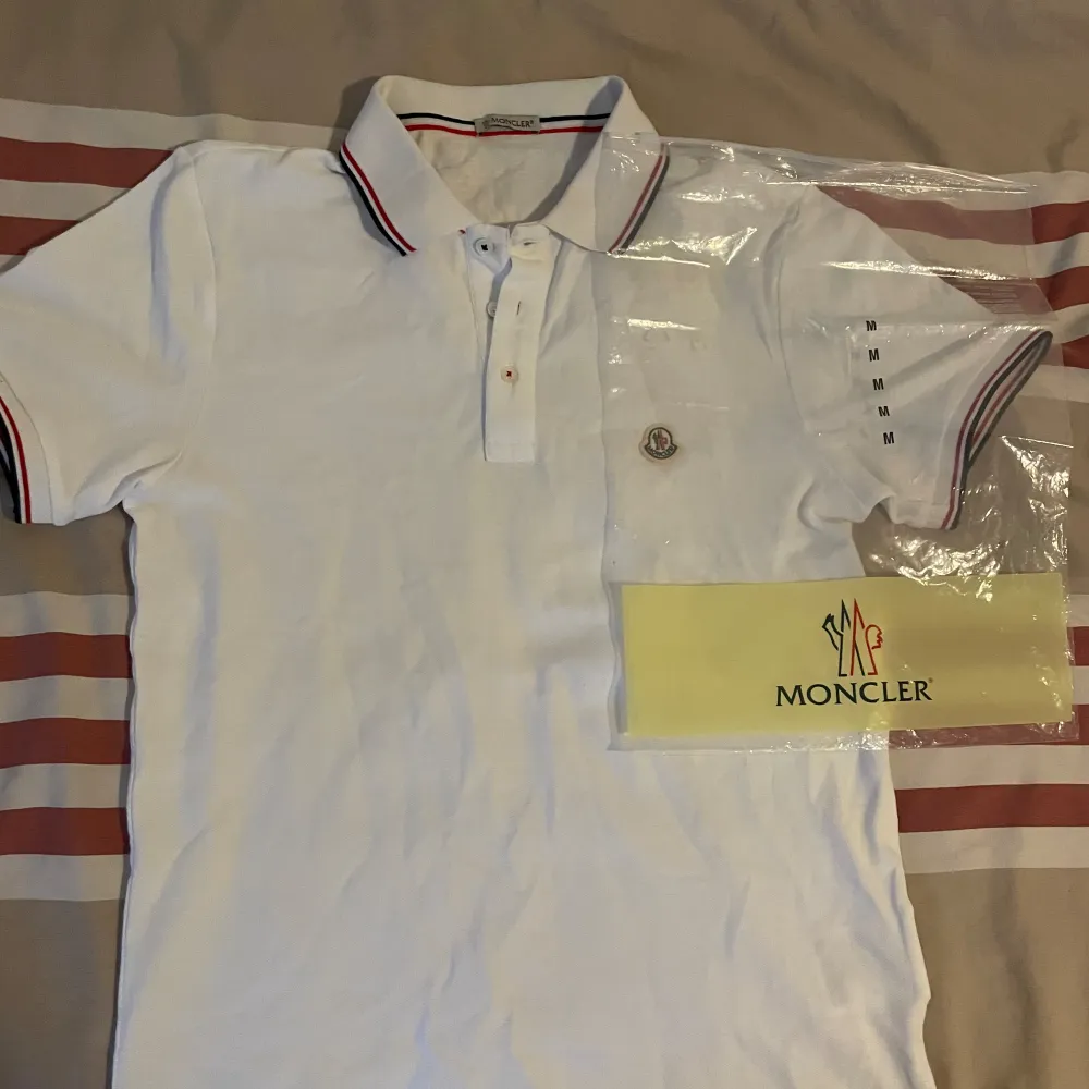 hej säljer min moncler pike Som är nu för liten för mig Storlek M pris kan diskuteras vid snabb affär . Paidat.