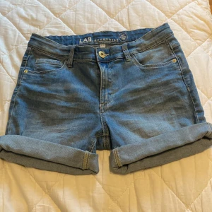 Jeansshorts - Fint skick. Går att göra benen som längst som jag visar på den sista bilden.