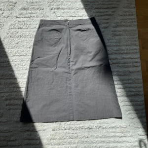 Kjol - Grå midi kjol köpt i Italien, aldrig använd