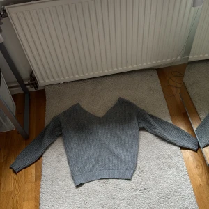 Stickad tröja  - Jag säljer den tröjan då den är för stor för mig, det är inte använd utan har bara provat den 1 gång, skriv till mig innan du köper iallafall du är intresserad av att köpa den är ifrån Vinted. 