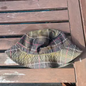 Säljer nu en schysst buckethat från Barbour som är perfekt till sommaren. Pris kan diskuteras vid snabb affär!