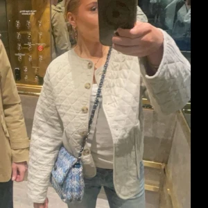 Zara jacka❣️ - Skitsnygg jacka från Zara som tyvärr inte kommer till användning! Passar till vad som helst och är perfekt nu till sommar och höst🙏🏼Toppskick och aldrig använd💘