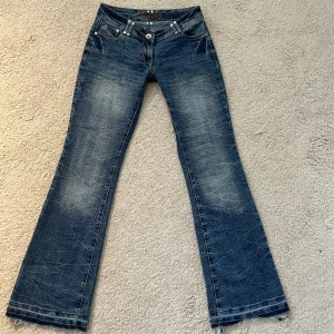 Blå lågmidjade bootcutjeans med mönster - Så snygga lågmidjade bootcut jeans, långa i benen!