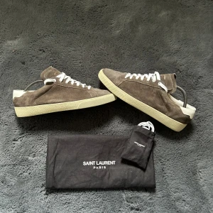 YSL skor grå/brun - Tja! Säljer dessa sjukt snygga YSL skorna i storlek 43 1/2. Skick är 9,8 av 10 dessa är nästintill helt nya!😮‍💨 man får med extra snören och dustbag! Priset kan diskuteras vid snabb affär!