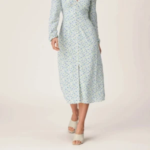 Adoore klänning, prislapp kvar, strl 38 - Adoore klänning med prislapp kvar Modell: Paris dress Strl: 38   Små i storlekarna, passar dig som är 36/38  Perfekt sommarklänning till midsommar, bröllop med mera