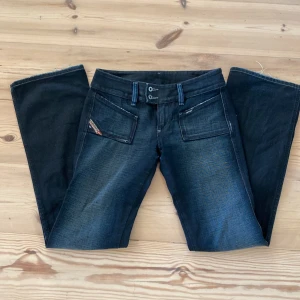 Diesel jeans  - Jättefina lågmidjade dieseljeans som tyvärr inte kommer till användnind! Jättefina och väldigt bra skick! Midjemått: 35cm rakt över. Innerbenslängd:80cm !Priset kan diskuteras!