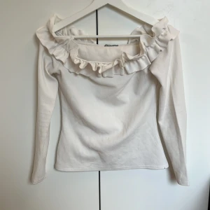 Offshoulder topp - Tight tröja med frill högst upp.