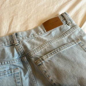 Straight jeans - Mid Waits jeans från Gina!