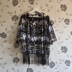 ONLY, Kimono, Strl: 40, kofta polyester, mönstrad - Kimono från Only i polyester i storlek 40. Bra skick förutom att en av dom svarta "trådarna" gått upp längst ner, men det märks inte så mycket. Se bild 3. OBS! Jag kan inte skicka något vecka 26.