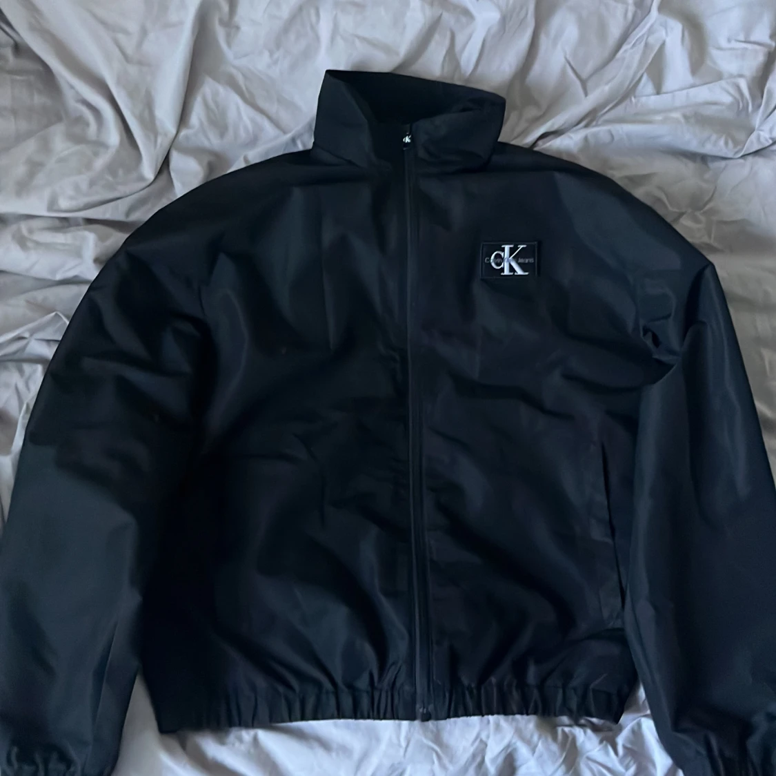 Säljer en Calvin klein regnjacka
