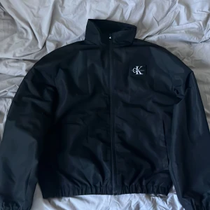 Säljer en Calvin klein regnjacka - Säljer en bra och det Calvin klein jacka för bra pris 