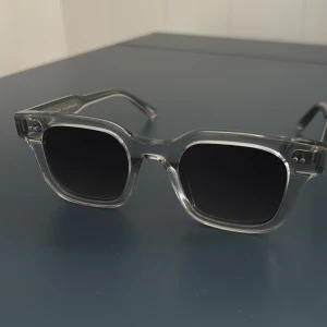 Chimi 04 Grey - Chimi 04 Grey i bra skick. Glassögonen är perfekta åt sommaren fast de har några mindre repor. Reporna märks inte när man har på dem som tur är. Om man är intresserad av fler bilder eller annan information kan man kontakta mig!