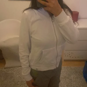 Zip-hoodie  - En vanlig vitt zip-hoodie i storlek S, har använt den ca 4-5 gånger. Odinarie pris: 150