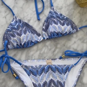 Missoni liknande bikini💓 - Skitsnygg missoni liknande bikini som jag köpte för bara en vecka sen och säljer då den inte passade mig💓Den är aldrig använd så i nyskick.Överdelen är m men passar även s och underdelen är xs men passar också även s💓Skriv för mer bilder💓