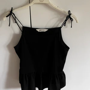 Svart volanglinne  - Jättefint svart volanglinne. Supergulliga till sommaren. I strl. XS/S