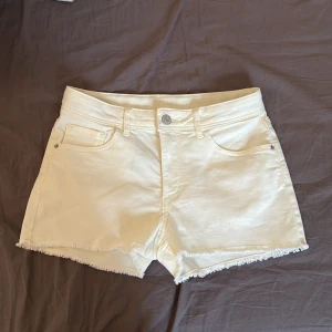 Vita jeansshorts - Säljer dessa vita jeansshorts i nyskick från hm, med prislapp kvar💕Är storlek 170 alltså xs/s och går även att reglera i midjan💕