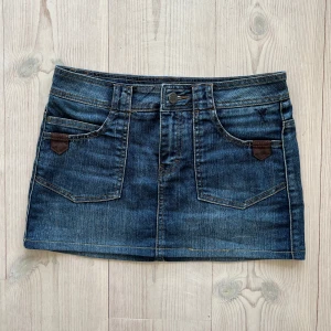 Blå lågmidjad jeanskjol  - Lågmidjad jeanskjol från Zero Denim som jag har sytt upp från en längre kjol. Fint skick. Kan inte hitta storlek men skulle säga S/M. Tvärs över midjan är det  ca 38 cm + lite stretch och längs med sidan är det 31 cm. Använd gärna köp nu!