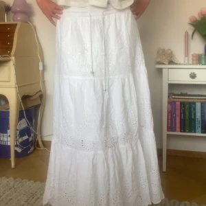Vit långkjol💕 - Jättefin och trendig långkjol som bara använts två gånger då jag tycker att den är lite för kort på mig. Den är 88 cm på längden och köptes för 1000kr jag säljer för hälften💕