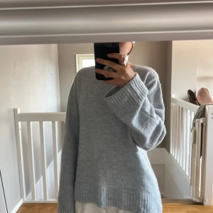 En jätte snygg ljusblå tröja från H&M i storlek 158/164 men passar också XS och S - Tröjan är nästan aldrig använd och den skulle också kunna passa M men blir den inte oversized 