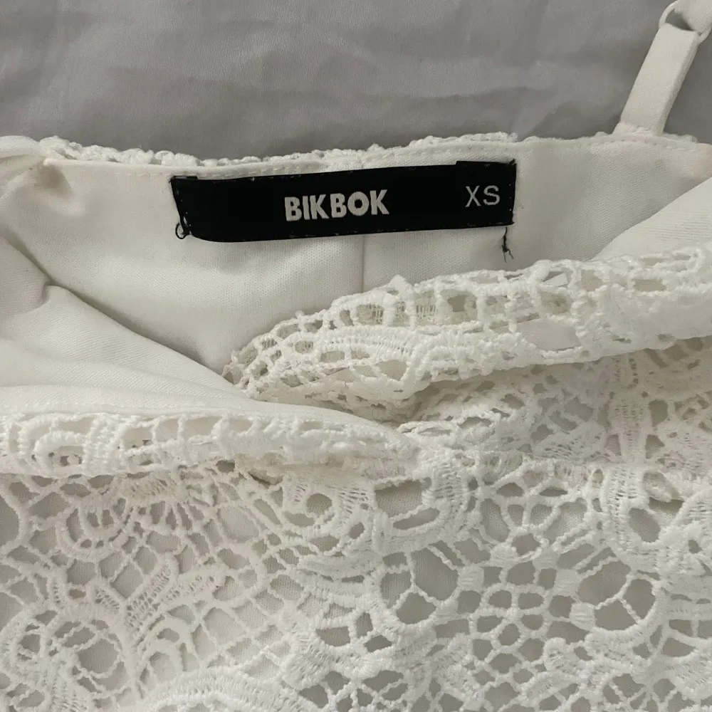 säljer denna vita spetsklänning, köpt här på plick som är helt perfekt nu till sommaren💗 jag säljer den på grund av att den inte passade mig och har därför inte heller några bilder med den på. skriv om du har några frågor💞. Klänningar.