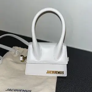 Äkta! Säljer min fina vita jacquemus chiquito väska. Den är använd sparsamt och är i väldigt fint skick. Köpt på mytheresa. Box, kvitto samt dust bag medföljer💕💕