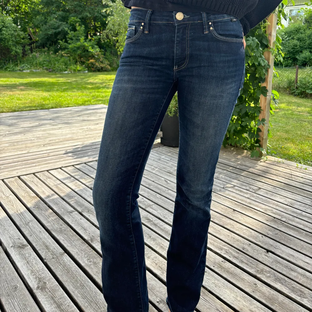 SKITSNYGGA bootcut jeans ifrån Mavi i modellen ”bella”. strl 27/32🖤🤍  Heter ”midrise” men är mer lågmidjade! Verkligen så snygga och bekväma men är lite för korta i benen på mig som är 175😢. Jeans & Byxor.
