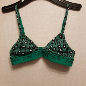 Calvin Klein crop topp bh leopard  - Calvin Klein crop topp bh leopard grön strl A65 XS 31x2cm runt om Ej kuddar ej plats för inlägg av kuddar 