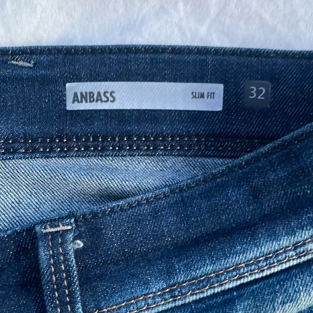 Replay anbass slim fit. Skick 9/10 riktigt sköna byxor säljer för dom är lite stora för mig andvända kanske 5-7 gånger inga fläckar ingenting. Nypris 1659kr.. Jeans & Byxor.