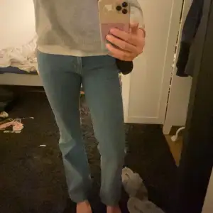 Lågmidjade flare jeans från bikbok, storlek 34 passar bra i längd på mig som är 173, köp gärna via köp nu!!
