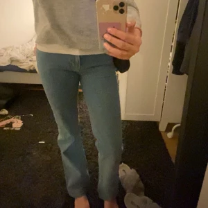 Jeans  - Lågmidjade flare jeans från bikbok, storlek 34 passar bra i längd på mig som är 173, köp gärna via köp nu!!