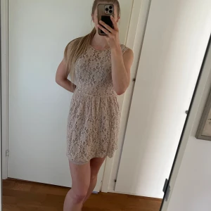 Sommarklänning  - Sommarklänning från H&M. Strl 42, men jag är en xs/s och haft klänningen med skärp. Så passar 42, men också mindre storlek ifall man har skärp i midjan.