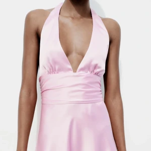 Klänning  - En zara klänning, endast använd en gång💞  Kan mötas upp i Stockholm samt frakta