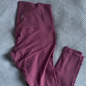 Rosa lululemons tights  - Så fina rosa/lila tights från Lululemon i modellen align. Såå fina och sköna använda 3 gånger. Köpta för 1300kr. Skickar med orginal påse💓