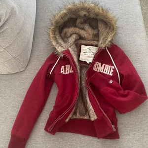 Abercrombie & fitch hoodie - As fin vintage Abercrombie & fitch hoodie med päls, nästan helt oanvänd o i nyskick Tar bara bud på denna för är inte helt säker om jag vill släppa den ❤️🍂